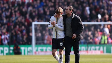 Anthony Gordon y Frank Lampard se marchan del campo tras un partido del Everton.