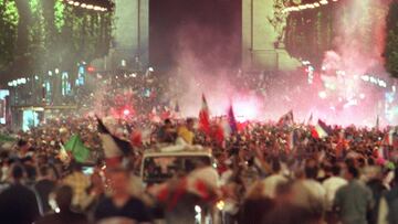 Los parisinos abarrotaron los Campos El&iacute;seos para celebrar el pase de Francia a la final.