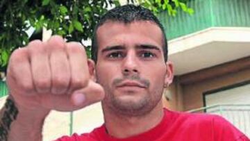 <b>PEGADA.</b> Kiko Martínez muestra su arma, un puño de acero.