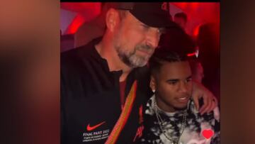 Klopp se va a hacer una foto, empieza a sonar la música y es poseído por ella: brutal la escena