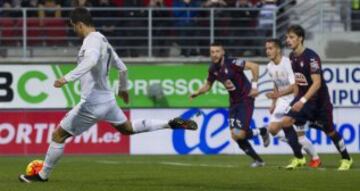 Cristiano Ronaldo marca el 0-2 de penalti. 