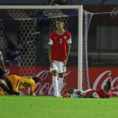 El VAR y el árbitro Aquino liquidan a la Roja en Uruguay