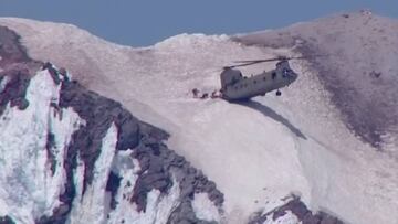 Helic&oacute;ptero practicando un rescate en Mt Hood (Oreg&oacute;n, Estados Unidos).