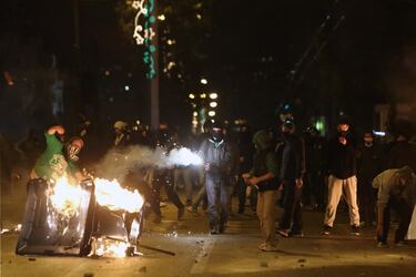 Reyertas con destrucción de mobiliario urbano antes del partido de liga enter el PAO y el Olympiacos en 2015.