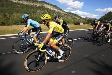 En una etapa ganada por Awout Van Aert, Alaphilippe perdió el liderato tras una penalización de 20 segundos. Adam Yates es el nuevo mailot amarillo y hay 4 colombianos en el top 10: Egan, Nairo, López y Chaves.