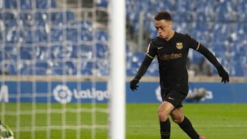 El lateral estadounidense, Sergiño Dest, sabe que no tiene toda la confianza de Xavi en el Barcelona y por ello, Manchester United y Ten Haag lo miran.