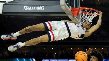 Colgados del cielo del baloncesto universitario