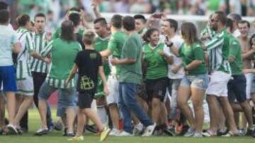 La afición del Betis invadió el campo.