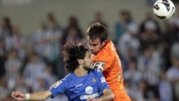 Mikel González disputa el balón a Lafita el pasado lunes en el Coliseum.