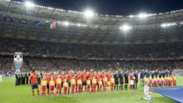 La Selección española y la italiana, en la final de la Eurocopa 2012.