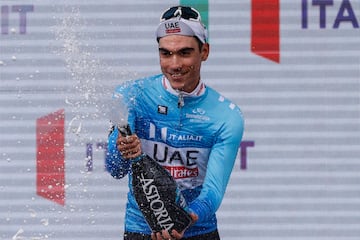 Ayuso, en el podio como líder tras la primera etapa de la Tirreno-Adriático