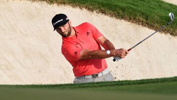 Jon Rahm golpea una bola durante la jornada final del Dubai DP World Tour Championship en los Emiratos Árabes Unidos.