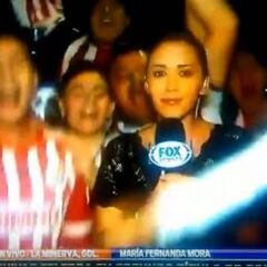 Reportera sufre acoso en enlace en vivo tras triunfo de Chivas