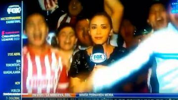 Reportera sufre acoso en enlace en vivo tras triunfo de Chivas