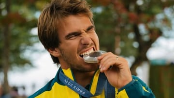 Jack Robinson mordiendo su medalla de los Juegos Olímpicos de París 2024 en surf