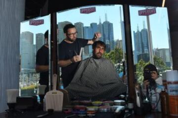 Marcos Baghdatis saca tiempo para acudir al barbero que se encuentra en las instalaciones del Melbourne Park.