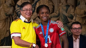 Gustavo Petro y Linda Caicedo en un evento de reconocimiento a la Selección Colombia Femenina Sub 17 por el segundo puesto en el Mundial de la India.