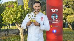 Sa&uacute;l Craviotto posa con el t&iacute;tulo de campe&oacute;n de MasterChef Celebrity,