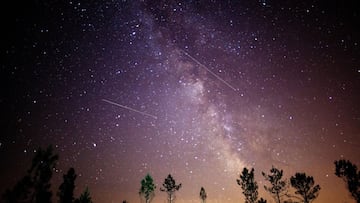 cultura 30 . MONFERO (A CORUÑA), 11/08/2021.- Un joven observaba en la madrugada de hoy miércoles el cielo desde el concello coruñés de Monfero, con la Vía Láctea sobre su ca