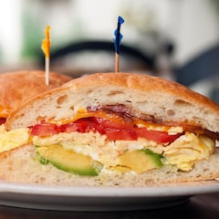 Regala tres bocadillos a unos amigos en el trabajo, la empresa la despide y la Justicia sentencia con procedente por “quiebra de confianza”