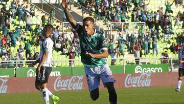 Santiago Wanderers golea a Palestino y se aleja del descenso