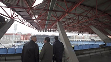 GRA297. VIGO, 04/02/2017.- El teniente de alcalde, Carlos Font (c), durante su visita al estadio municipal de Bala&Atilde;&shy;dos, con desperfectos en parte de la estructura de la grada a causa del temporal, donde se ha suspendido el partido de ma&Atilde