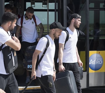 La llegada a Madrid. David Silva y David de Gea bajando del autobús que transporta al equipo del avión a la terminal.