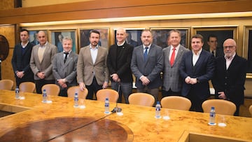 18-12-23. OVIEDO. REUNIÓN DEL SPORTING PARA APOYAR EL PROYECTO MUNDIALISTA PARA EL MOLINÓN Y ASTURIAS. DESDE LA IZQUIERDA: LEVI PÉREZ (DECANO DE LA FACULTAD DE COMERCIO Y TURISMO), JOAQUÍN ALONSO (RELACIONES INSTITUCIONALES SPORTING), MIGUEL DEL VALLE (DELEGADO DEL RECTOR DE LA UNIVERSIDAD DE OVIEDO), DANIEL GONZÁLEZ (PTE. CÁMARA DE AVILÉS), DAVID GUERRA (PTE. EJECUTIVO SPORTING), CARLOS PANICERES Y FÉLIZ BARAGAÑO (PTES. CÁMARAS OVIEDO Y GIJÓN), JOSÉ LUIS ALMEIDA (OTEA) Y PLÁCIDO RODRÍGUEZ GUERRERO (DIRECTOR FUNDACIÓN OBSERVATORIO ECONÓMICO DEL DEPORTE).