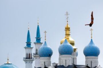 El búlgaro Todor Spasov salta desde 27 metros en los Mundiales de natación en Kazán, Rusia.