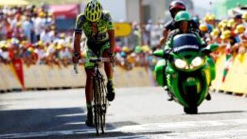 Contador llega a la meta de La Pierre-Saint Martin.