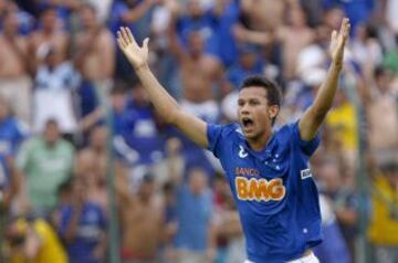 El portal 'Lancenet' de Brasil publicó el listado de los 10 volantes mejores tasados de la Copa Libertadores. 10° puesto: Henríque, jugador del Cruzeiro, tasado en 4.5 millones de euros.
