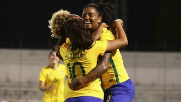 La selección femenina de Brasil Sub-20 celebra uno de sus goles ante Paraguay.