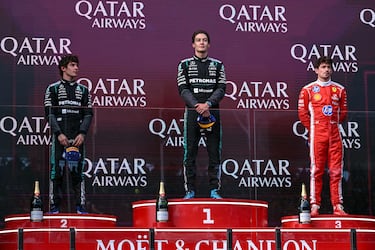 Los pilotos de Mercedes, George Russell y Kimi Antonelli, celebran su doblete en el podio del GP de Australia. Junto a ellos, Charles Leclers, el piloto de Ferrari terminó en la tercera posición.