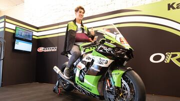 K&ouml;nig posa con la Kawasaki de SBK que pilotar&aacute; en 2022.