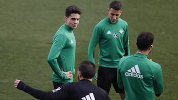 Marc Bartra entrena con sus compa&ntilde;eros del Real Betis.