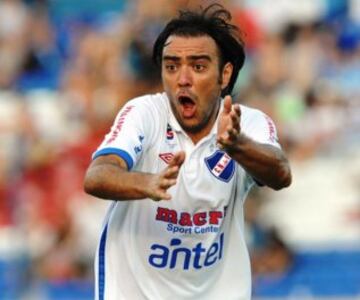 Alvaro Recoba había regresado a Uruguay después de años en el extranjero y Universidad de Chile quiso traerlo como reemplazo de Walter Montillo, a mediados del 2010. El Chino terminó fichando en Nacional, el club de toda su vida.