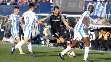 Vázquez, en la jugada que reclama con Nyom.