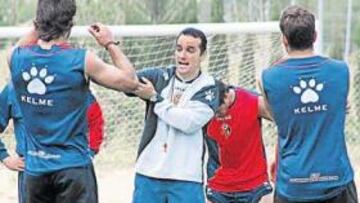<b>DIRECTOR.</b> José Luis Oltra da instruciones a sus jugadores durante un entrenamiento del Ciudad de Murcia.