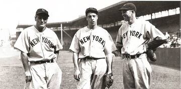 Joe Di Maggio, junto a otras dos leyendas de los New York Yankees como son Lou Gehrig (izquierda) y Bill Dickey (derecha).