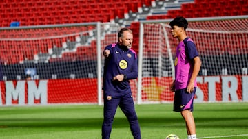 Flick, con Dro en un entrenamiento a puertas abiertas en el Camp Nou.