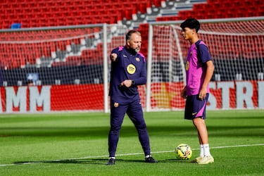 Hansi Flick le da instrucciones a Dro Fernández. Jugador de la cantera blaugrana que suele entrenar con el primer equipo y  que ya jugó 3 partidos a las órdenes de Hansi Flick.
