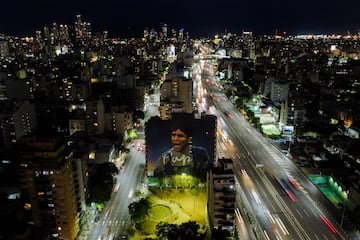 El artista argentino Martín Ron está terminando un gran mural que se ha expuesto en la capital argentina con motivo de lo que sería el 62 cumpleaños de la leyenda el 30 de octubre. 