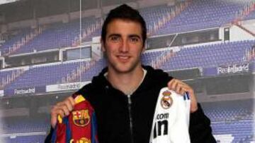 <b>OPTIMISTA. </b>Higuaín posa con las camisetas de Barça y Madrid.