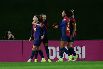 La delantera del Barcelona Claudia Pina celebra tras anotar el tercer gol del equipo catalán durante el partido de la jornada 10 de la Liga F entre Real Madrid y Barcelona.