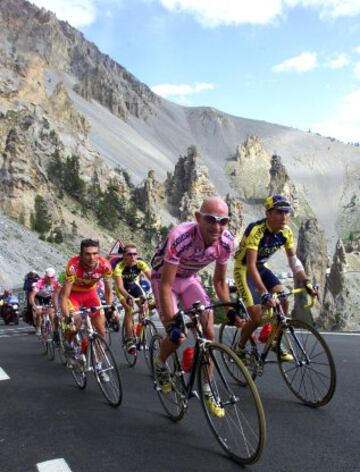 Marco Pantani, Joseba Beloki y Richard Virenque al frente del pelotón en el ascenso a Izoard en el Tour de Francia (15 de Julio 2000)