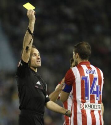 Gabi es amonestado con tarjeta amarilla por el árbitro Mateu Lahoz.