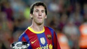 <b>EUFÓRICO. </b>Messi, aupado por Alves, y junto a Bojan y Pedro, tras marcar su segundo gol al Sevilla .