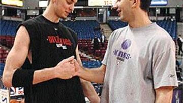 <b>PUGNAN EN LA NBA....Y AHORA EN EL MUNDOBASKET.</B> Gasol y Stojakovic, alero de los Sacramento Kings, serán piezas claves en sus respectivas selecciones. De hecho, el yugoslavo celebra que el español no esté en su mejor momento y no pueda disputar a tope el choque.