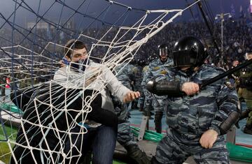 Ultras del Zenit de San Petesburgo, uno de los grupos más violentos y radicales, hicieron público un manifiesto contra los futbolistas negros y homosexuales: "No somos racistas, pero la ausencia de jugadores negros es una importante tradición que refuerza la identidad del club" rezaba el documento. De ideología Nazi han llegado a ataviarse con capuchas del  Ku Klux Klan y mensajes de "100% blancos".