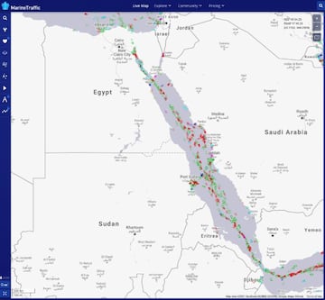   El buque de transporte de mercancías (Ever Given) sigue encallado en el Canal de Suez, un canal navegable situado en Egipto que une el mar Mediterráneo con el mar Rojo, debido a una tormenta de arena y de fuerte viento. Numerosos barcos han quedado atascados debido a una tormenta de arena y de fuerte viento con embarcaciones queriendo cruzar el canal. El Ever Given tiene 400 metros de eslora y pesa 200.000 toneladas sin carga, con capacidad de transportar 20.000 contenedores.